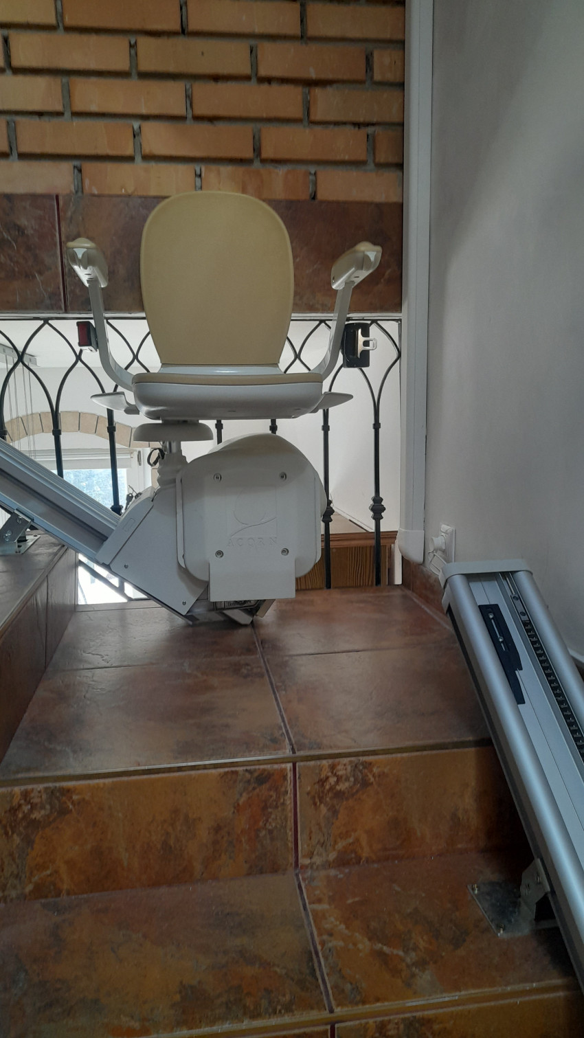 Lépcsőházban használt egyenes lépcsőlift mozgásukban korlátozott emberek számára