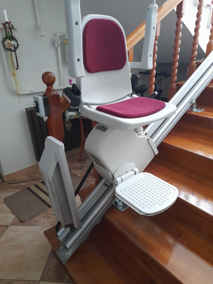 Egyenes lépcsőlift telepítés minden lépcsőtípusra