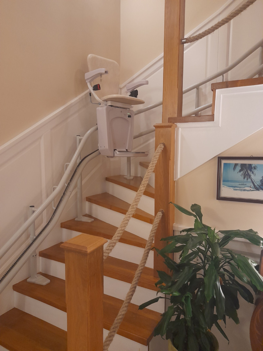 Beltéri kanyarodó lépcsőlift