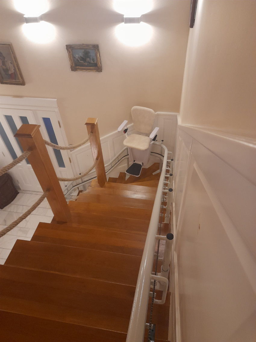 Beltéren beszerelhető kanyarodó lépcsőlift